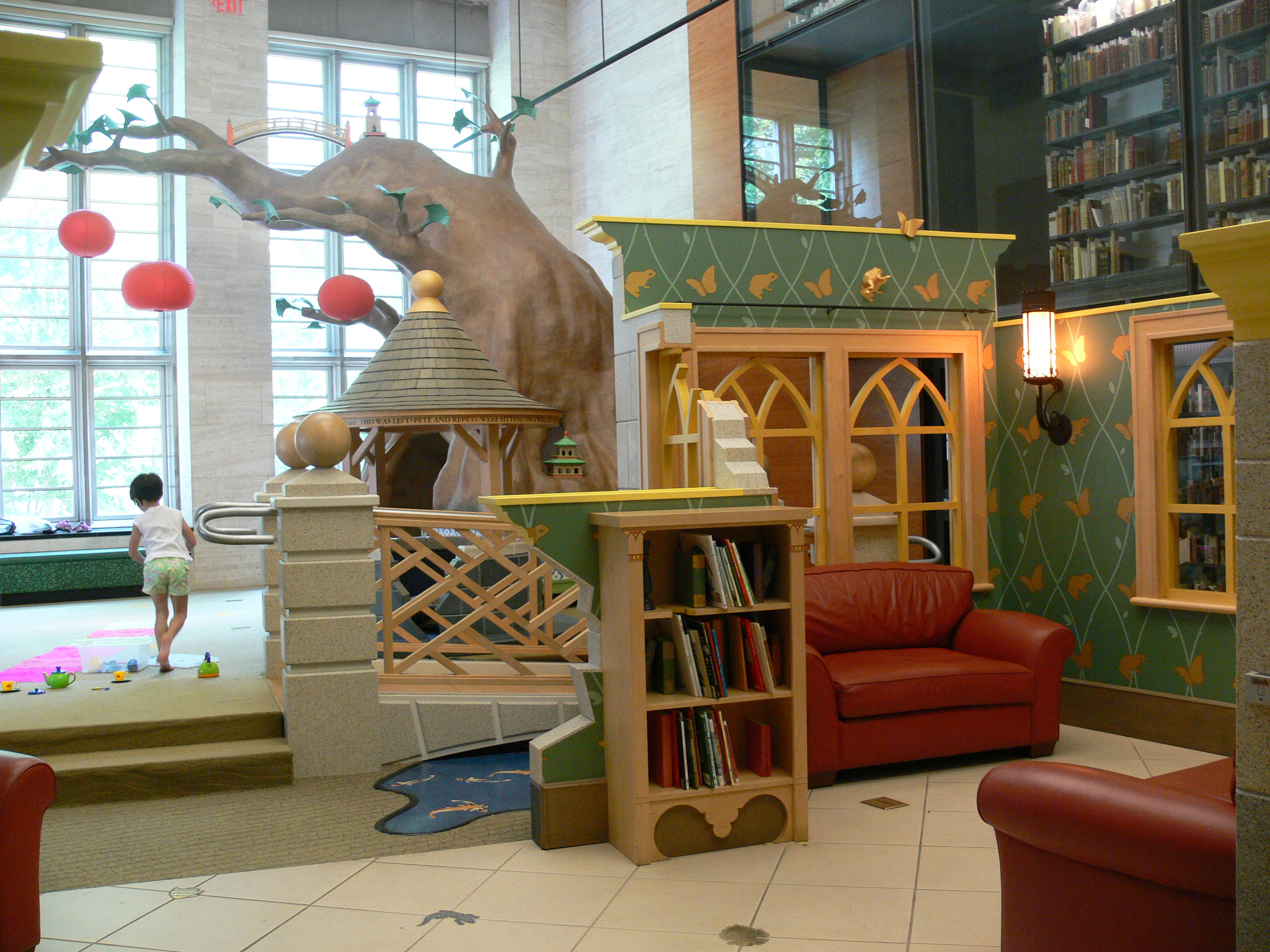 Highly Personalized Children's Furniture in Main Living Areas (image credits: Self-photographed, CC BY 3.0, https://commons.wikimedia.org/w/index.php?curid=2238992)