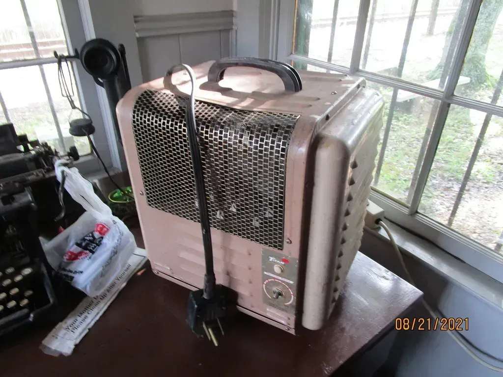 8. Old and Inefficient Space Heaters: The Sneaky Winter Drain (Image Credits: Flickr)