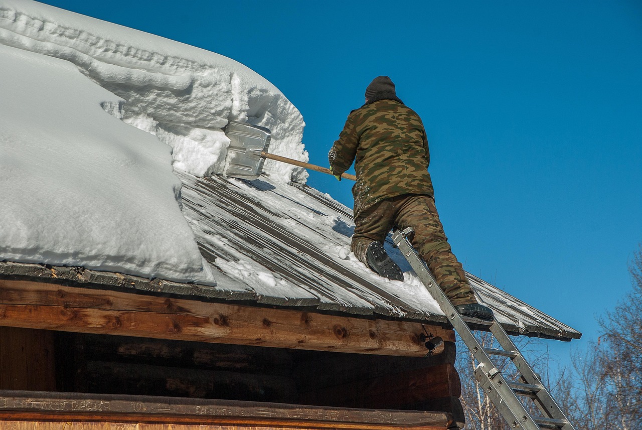Roof Repairs That Turn Into Expensive Falls (image credits: pixabay)