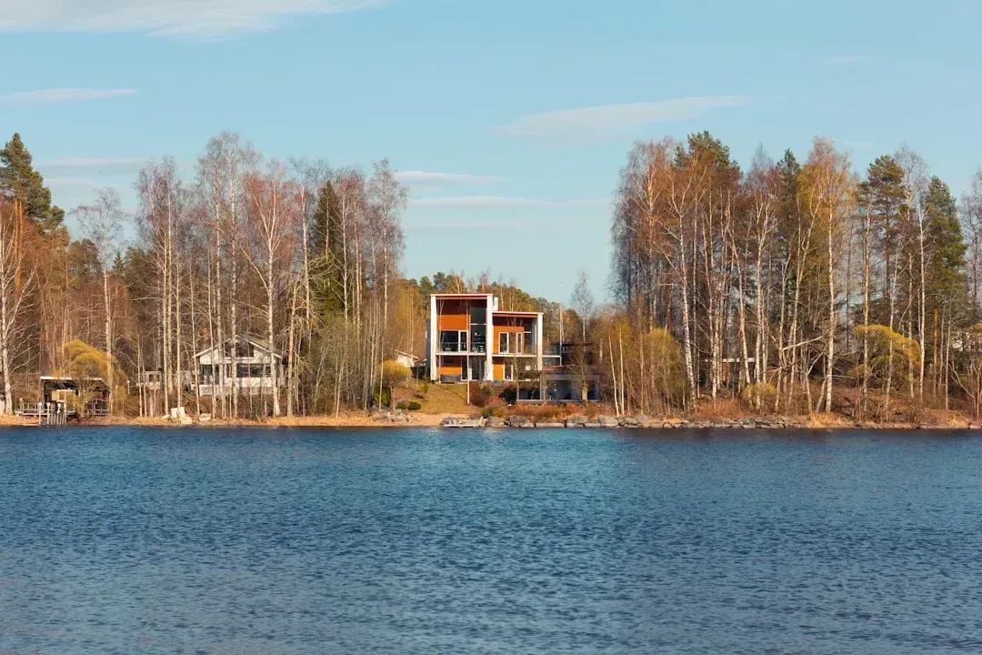 Homes built around water (Image Credits: Unsplash)