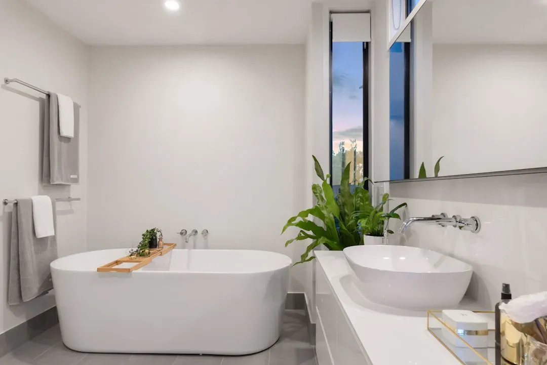 Bathroom corners built for storage (Image Credits: Unsplash)