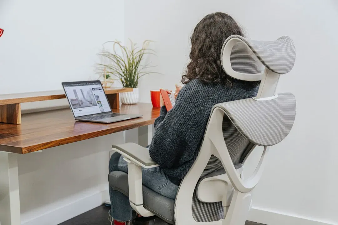 A home office corner reserved for reflection, not tasks (Image Credits: Unsplash)
