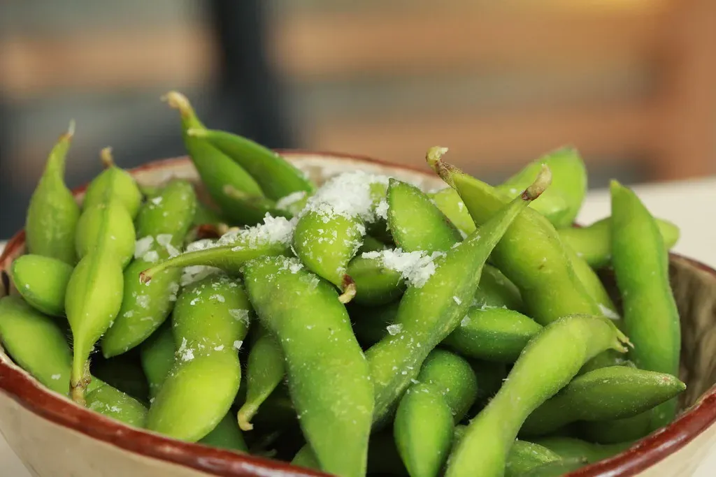 5. Edamame: The Snack That Actually Keeps You Full (alf.melin, Flickr, <a href="https://creativecommons.org/licenses/by-sa/2.0/" target="_blank" rel="noopener">CC BY-SA 2.0</a>)