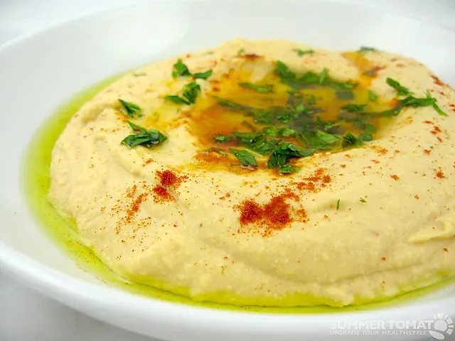 1. Whip Up a Silky, Creamy Homemade Hummus (theglobalpanorama, Flickr, <a href="https://creativecommons.org/licenses/by-sa/2.0/" target="_blank" rel="noopener">CC BY-SA 2.0</a>)