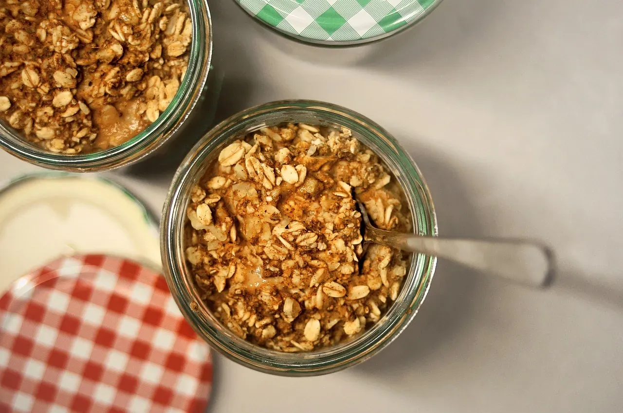 5. Overnight Oats with Apple and Cinnamon (Image Credits: Pixabay)