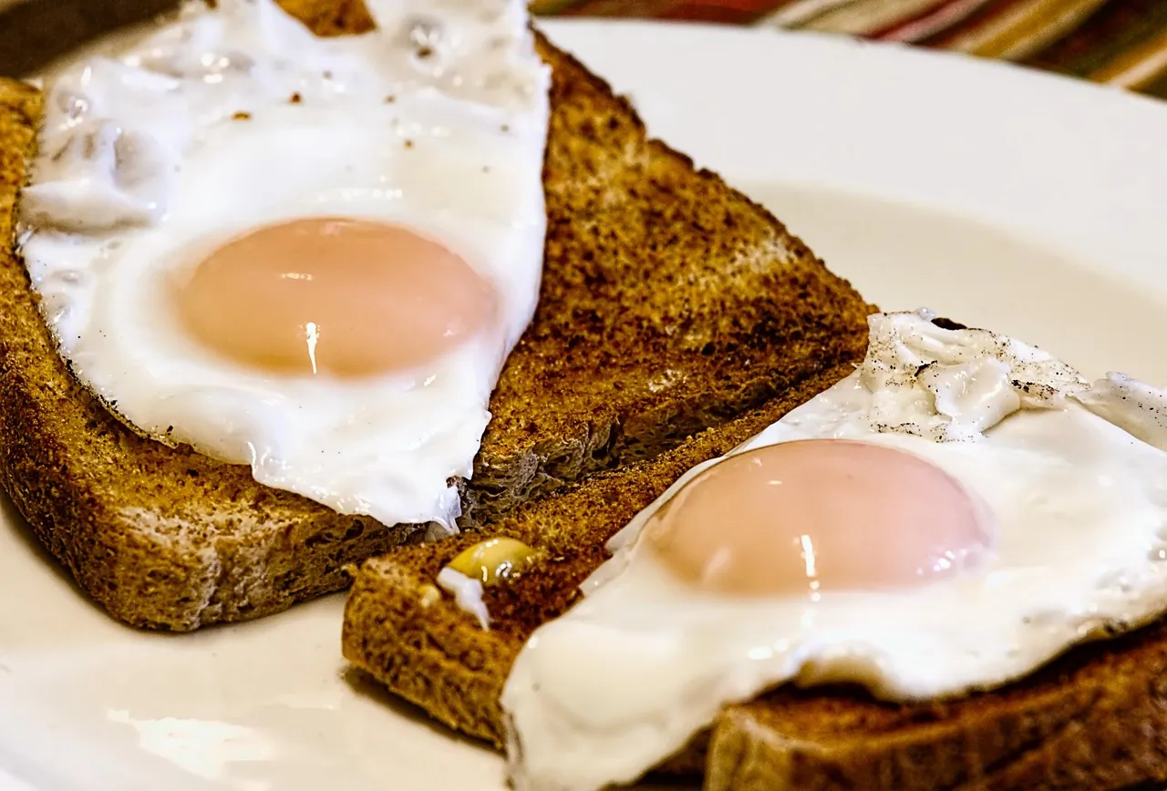 1. Eggs: The Quickest Brain Breakfast You're Already Making (Image Credits: Pixabay)