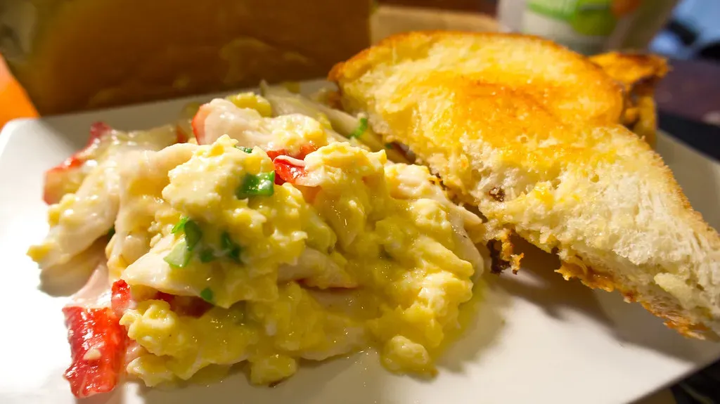 8. Veggie Scrambled Eggs on Whole Grain Bread (ruocaled, Flickr, <a href="https://creativecommons.org/licenses/by/2.0/" target="_blank" rel="noopener">CC BY 2.0</a>)