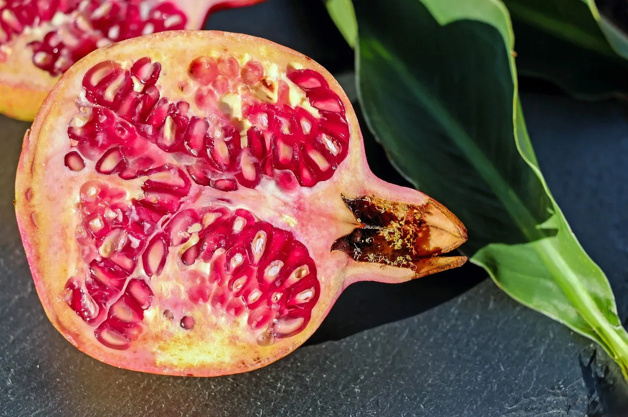 3. Pomegranate: The Mitochondria's Best Friend (Image Credits: Pixabay)