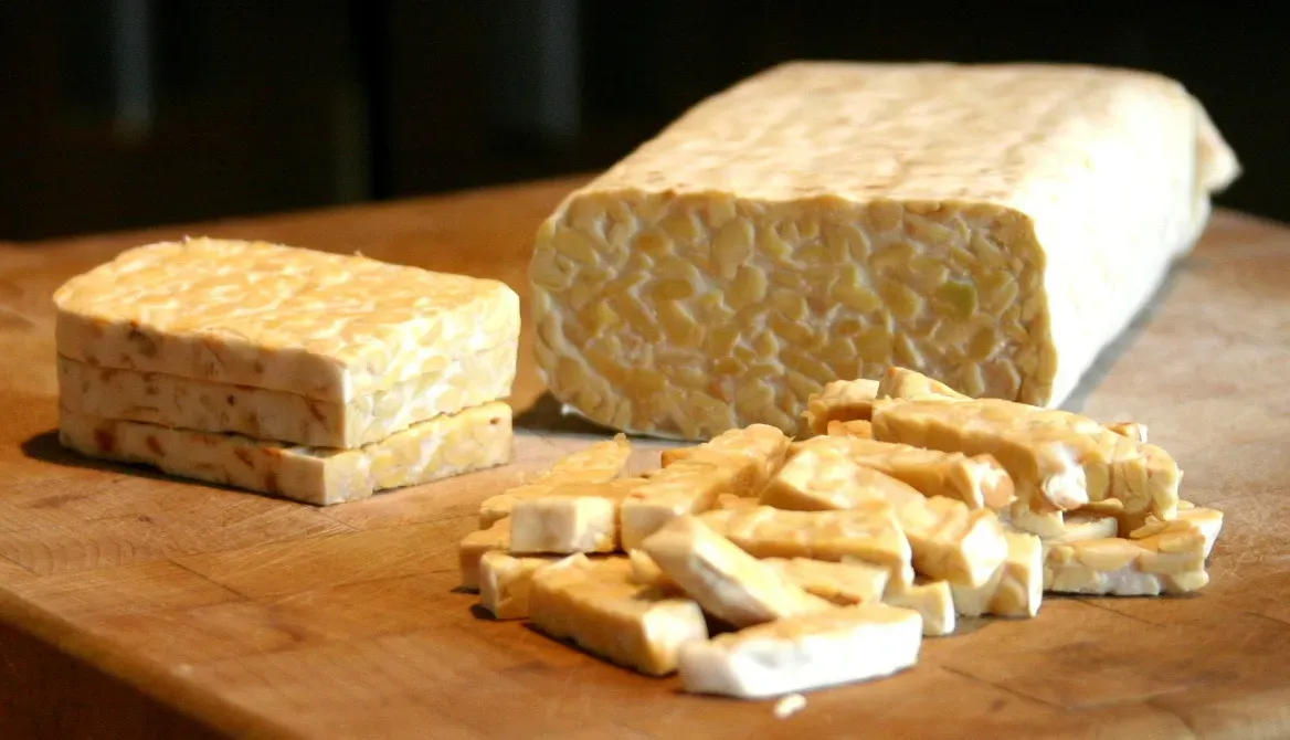 3. Tempeh: The Fermented Power Block (By FotoosVanRobin from Netherlands, <a href="https://commons.wikimedia.org/w/index.php?curid=25140607" target="_blank" rel="noopener">CC BY-SA 2.0</a>)