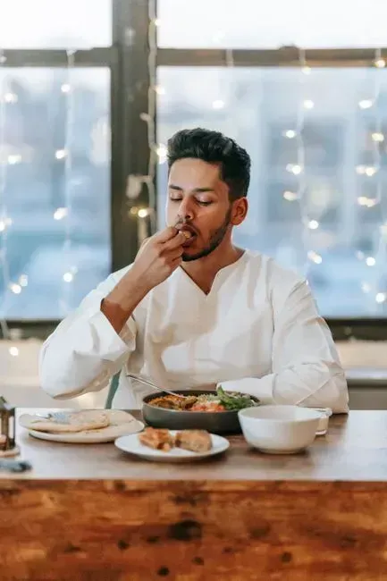 Eating more frequent small meals boosts metabolism (Image Credits: Pexels)