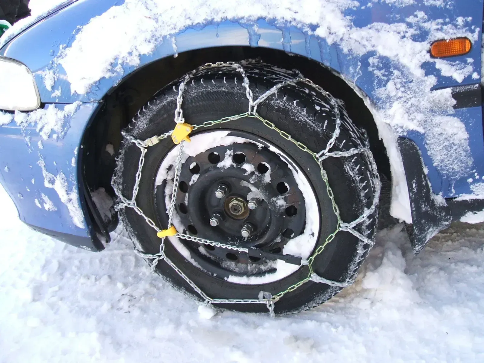 12. Tire traction mats or chains (Transferred from en.wikipedia to Commons., CC BY-SA 3.0)