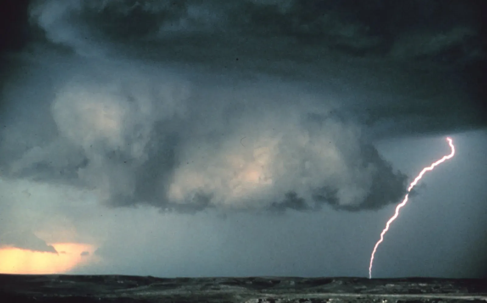 1. A rotating wall cloud hanging from the storm's base (By Rotating by Holek (talk · contribs), picture came from U.S. National Oceanic and Atmospheric Administration, CC BY-SA 2.5 pl)