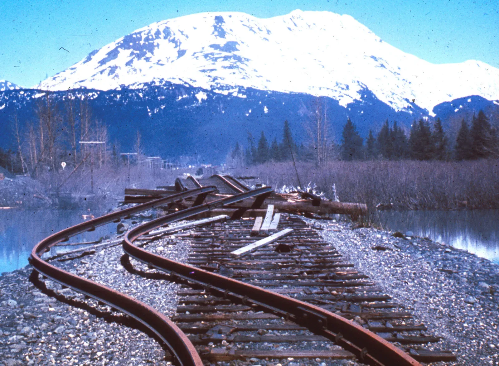 6. Alaska (U.S. Geological Survey Photographic Library: ID. Alaska Earthquake no. 71ct, Public domain)