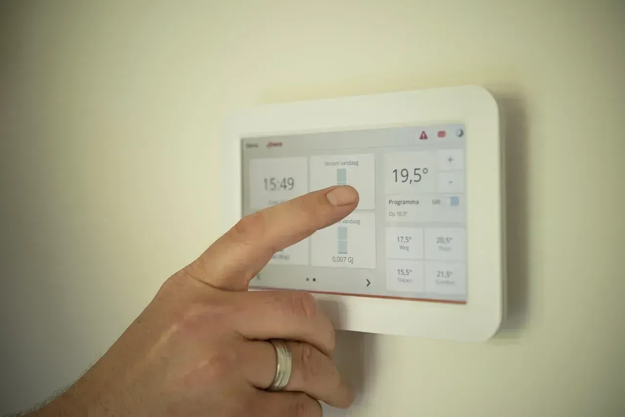 7. Install a Smart Thermostat (Image Credits: Pixabay)