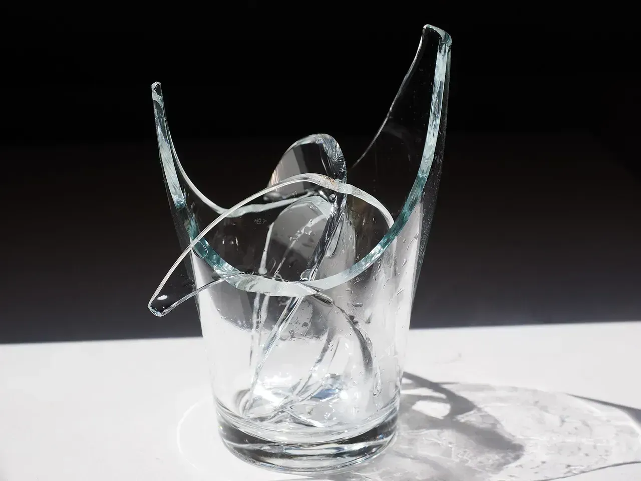 9. Ceramics, Drinking Glasses, and Pyrex (Image Credits: Pixabay)