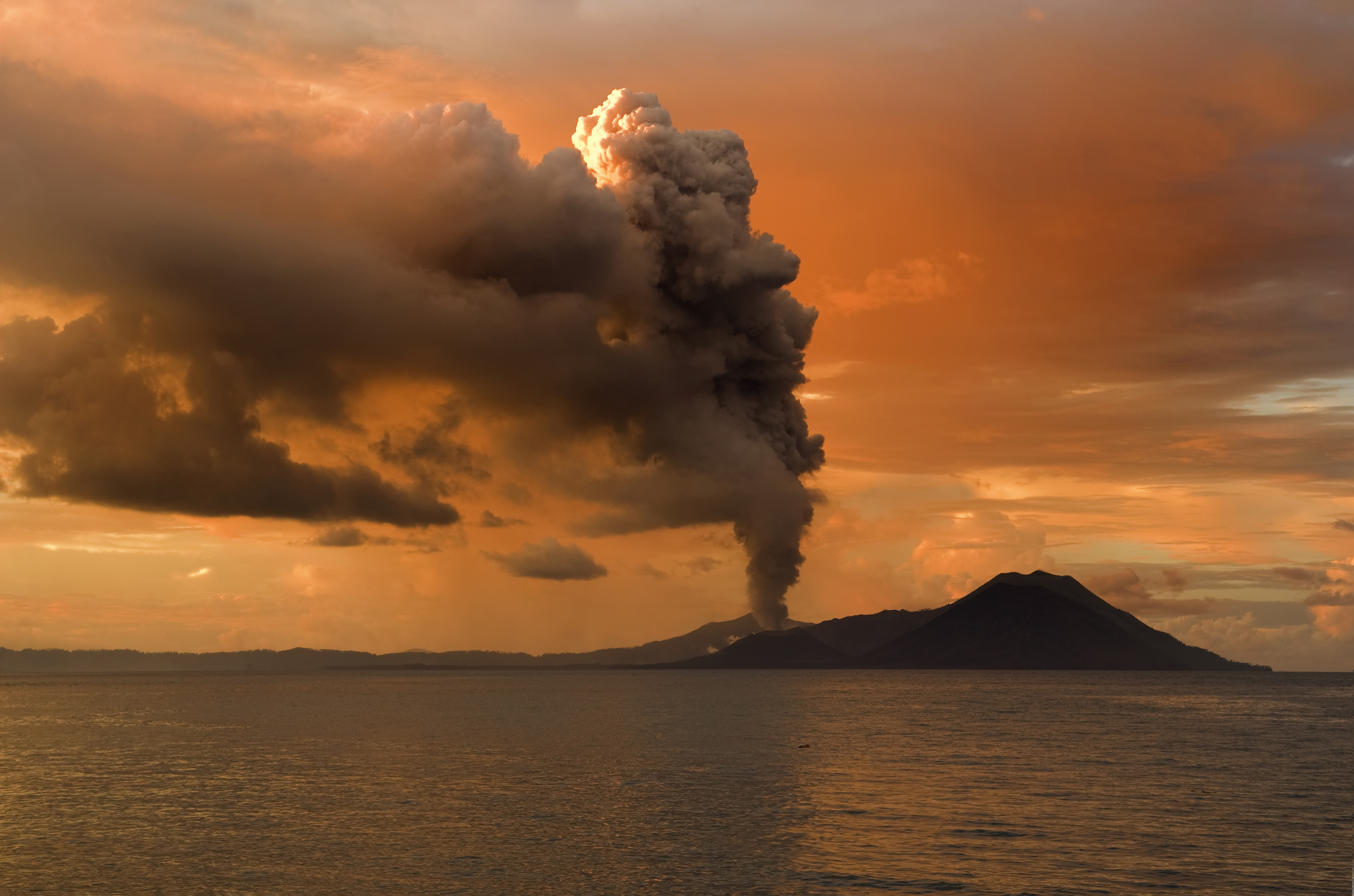 Mount Lewotobi Laki-Laki Sends Towering Ash Plume 11 Miles High (image credits: wikimedia)