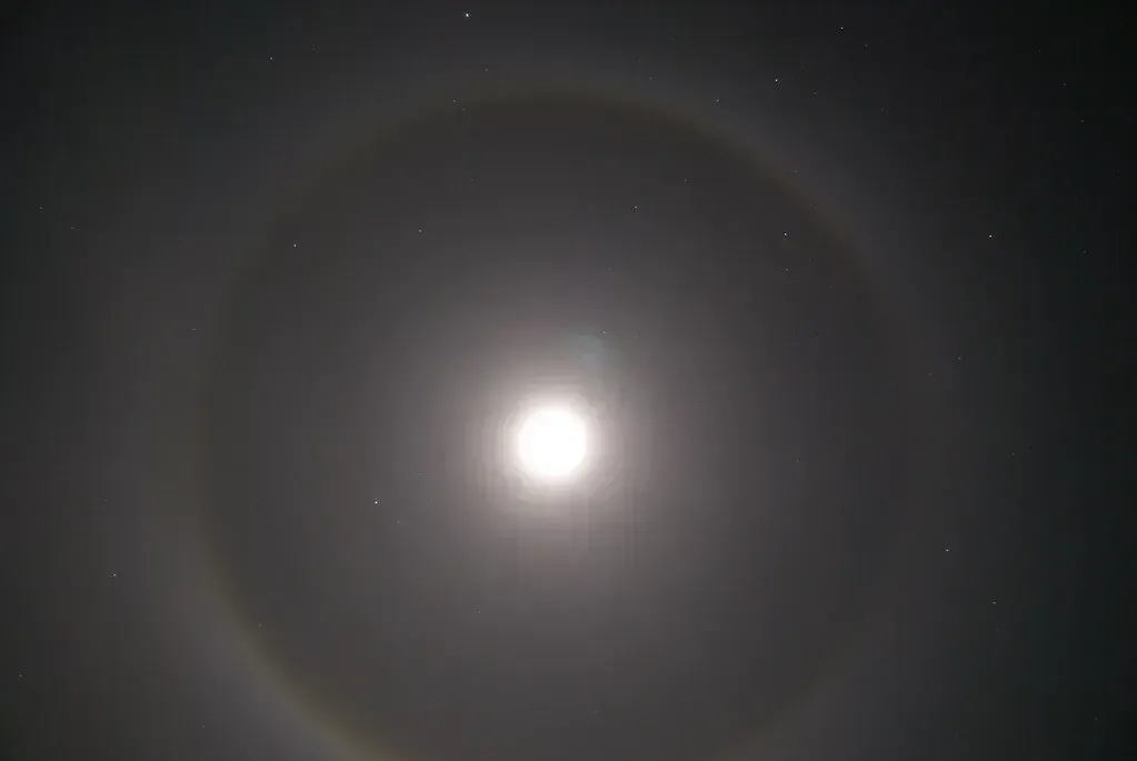 2. "A Halo Around the Moon Means Rain or Snow Is Coming Soon." (Alien In Life, Flickr, CC BY 2.0)