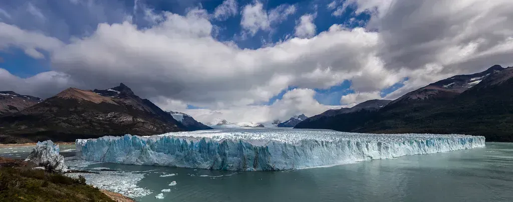 The glacier is losing its grip on the bedrock beneath it (Holzwerk, Flickr, CC BY 2.0)
