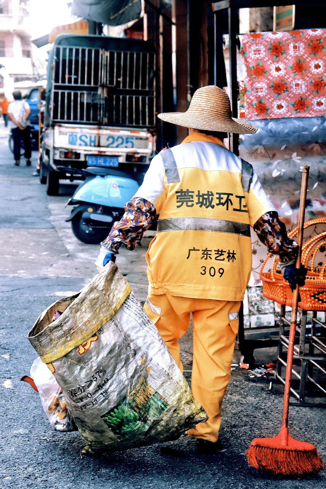 China's Massive Food Waste Footprint (image credits: unsplash)