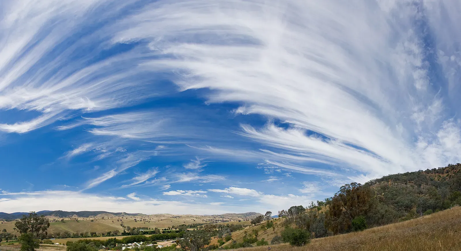 Cirrus clouds (By fir0002  flagstaffotos [at] gmail.com
		Canon 20D + Canon 17-40mm f/4 L, GFDL 1.2)