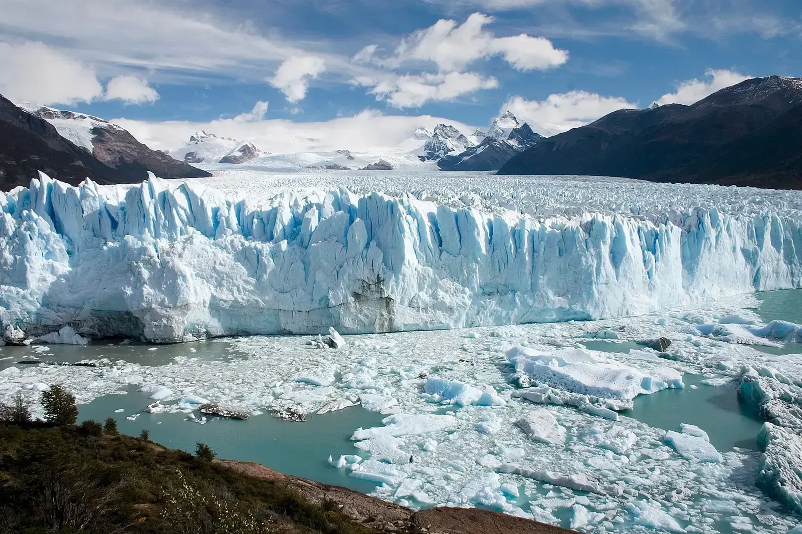 Perito Moreno's sudden shift from stability to retreat (Photo taken by (Luca Galuzzi) * http://www.galuzzi.it, CC BY-SA 2.5)