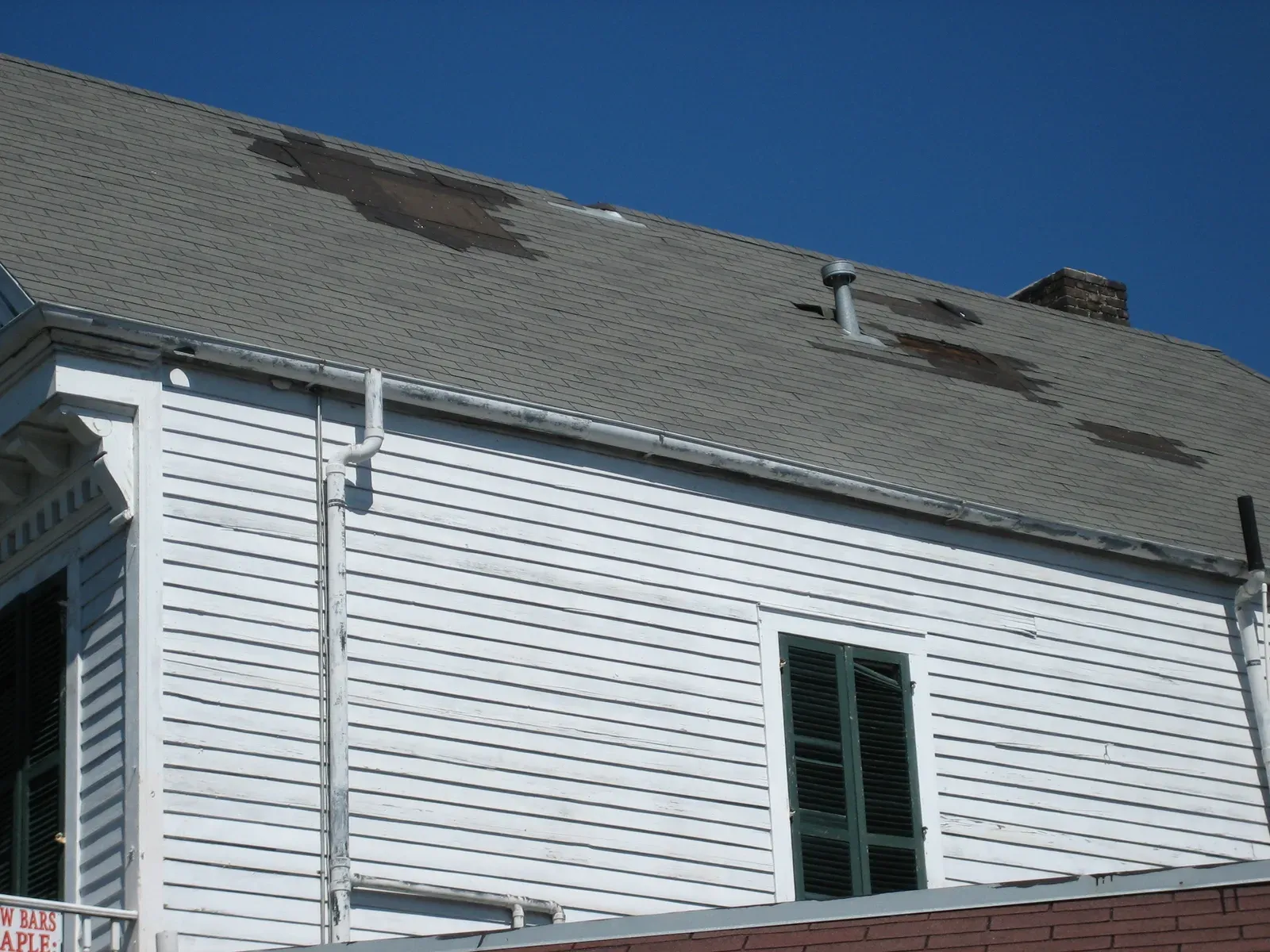 3. Flat or Low-Sloped Roofs (Image Credits: Wikimedia)