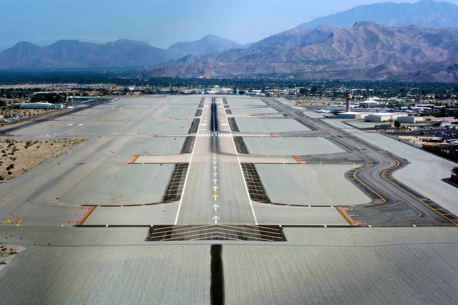 6. The Runway Width Illusion (By Don Ramey Logan, CC BY 4.0)