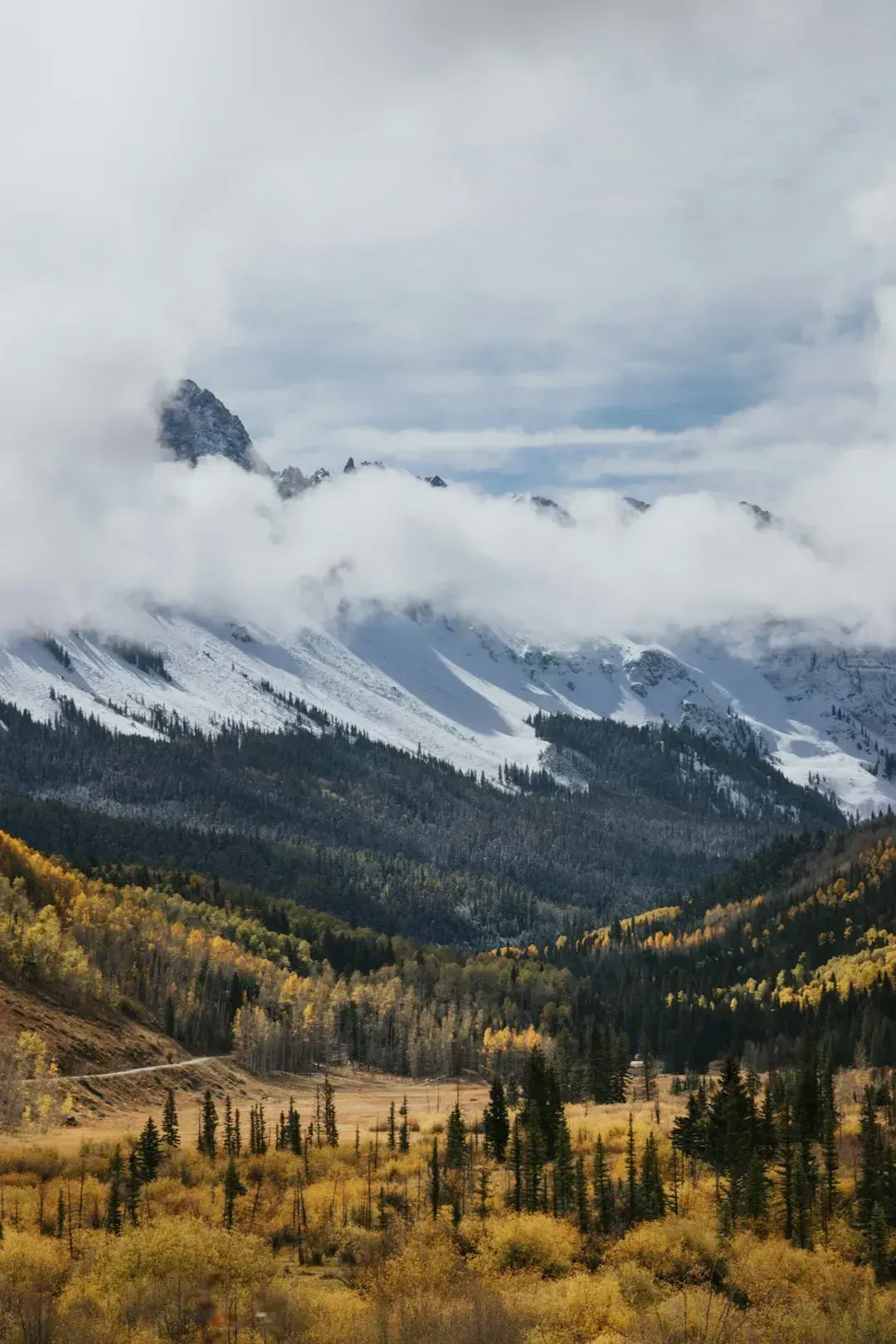 Colorado's high peaks: snow before Labor Day (Image Credits: Unsplash)