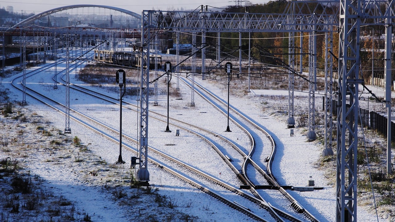 Impact on Infrastructure and Health: The Hidden Costs of Cold (image credits: pixabay)
