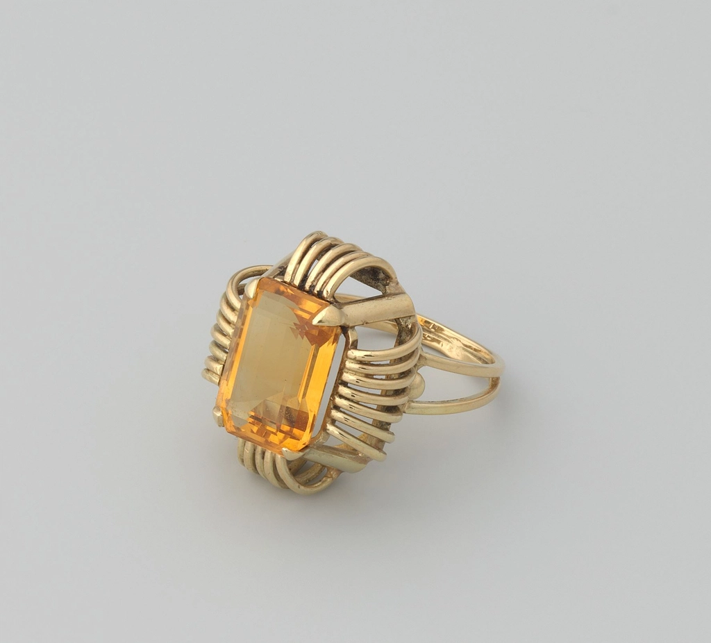 Yellow Diamonds – The Golden Performers (image credits: rawpixel)