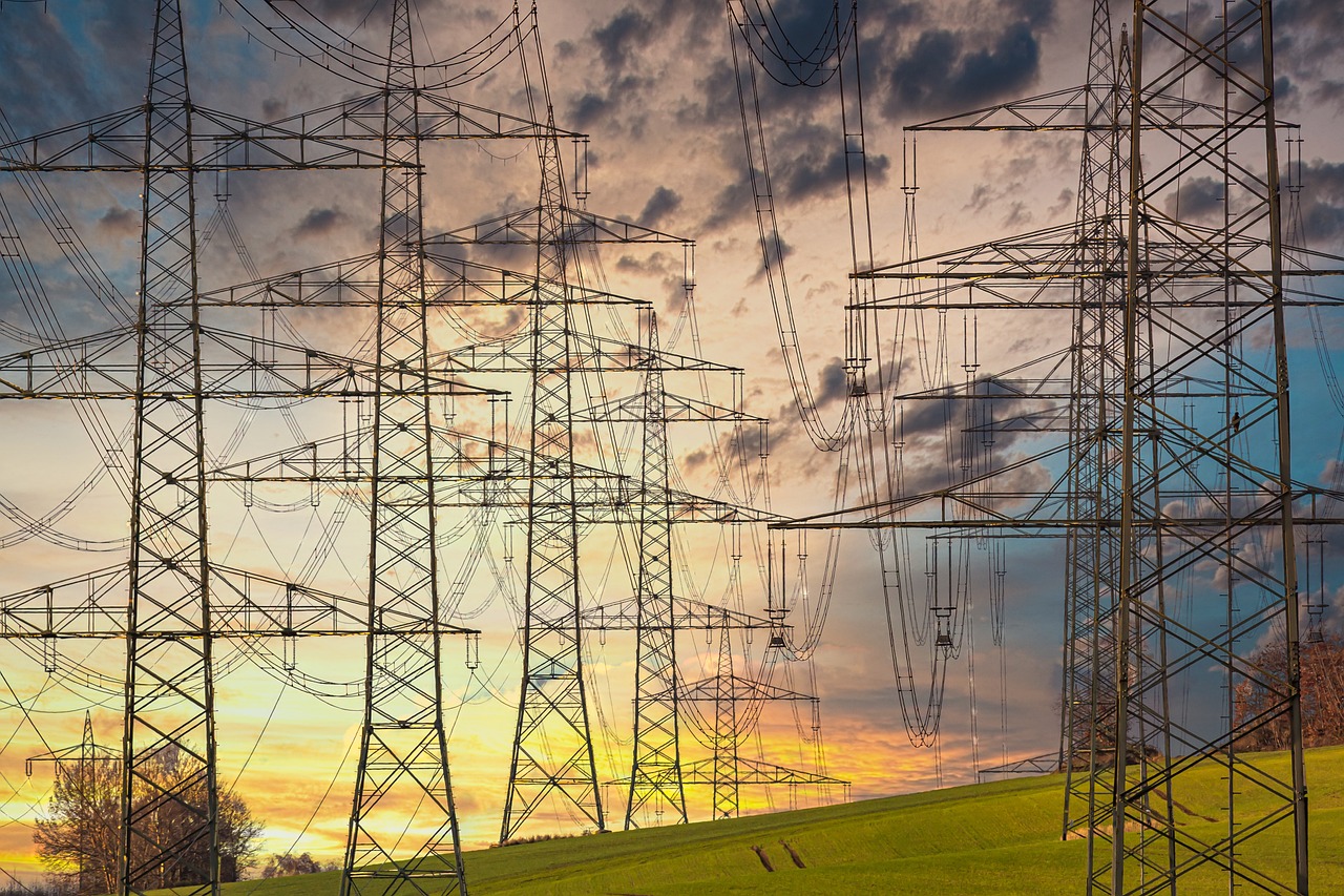 Geomagnetic Currents Threaten Power Lines (image credits: pixabay)