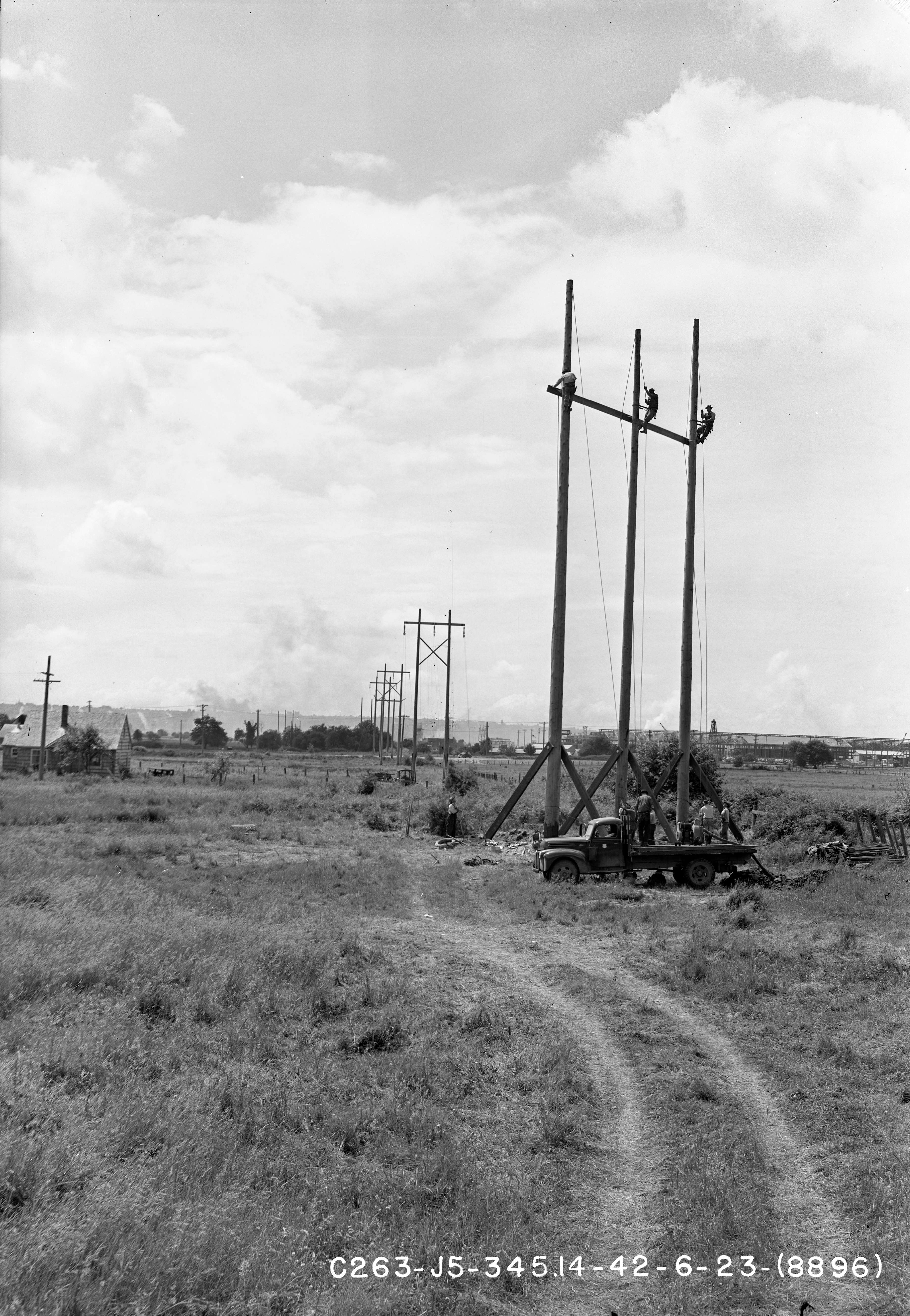Aging Power Grid Increases Vulnerability (image credits: wikimedia)