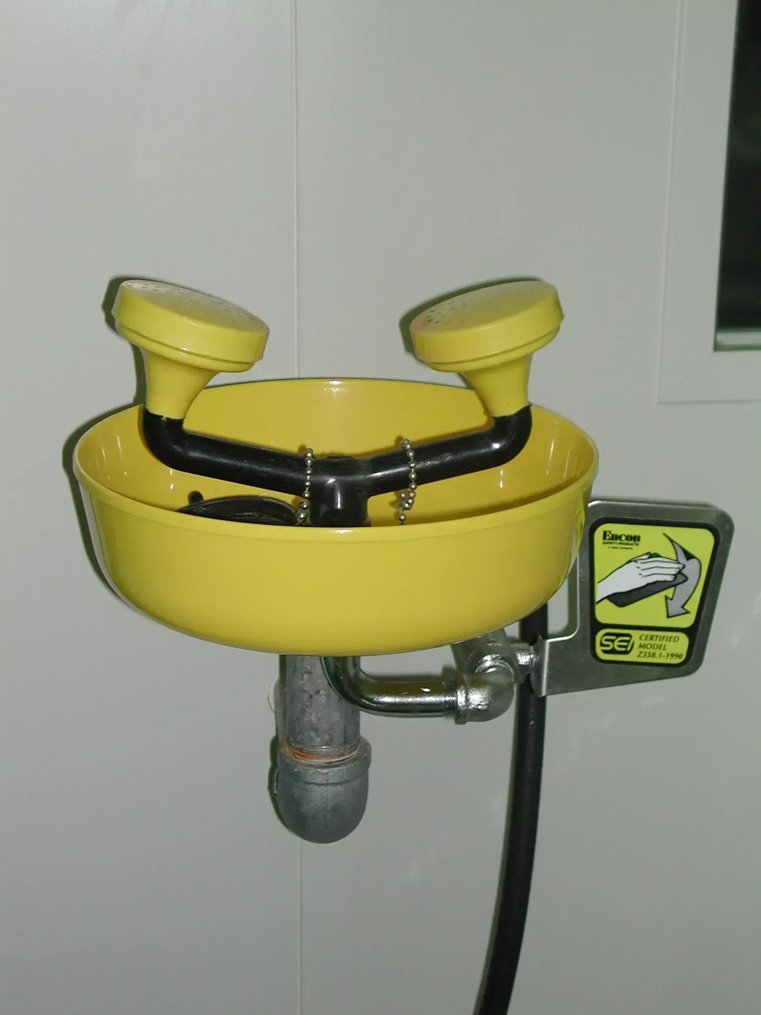 6. Using expired or improperly maintained safety equipment (Image Credits: By Jérôme, CC BY-SA 3.0)