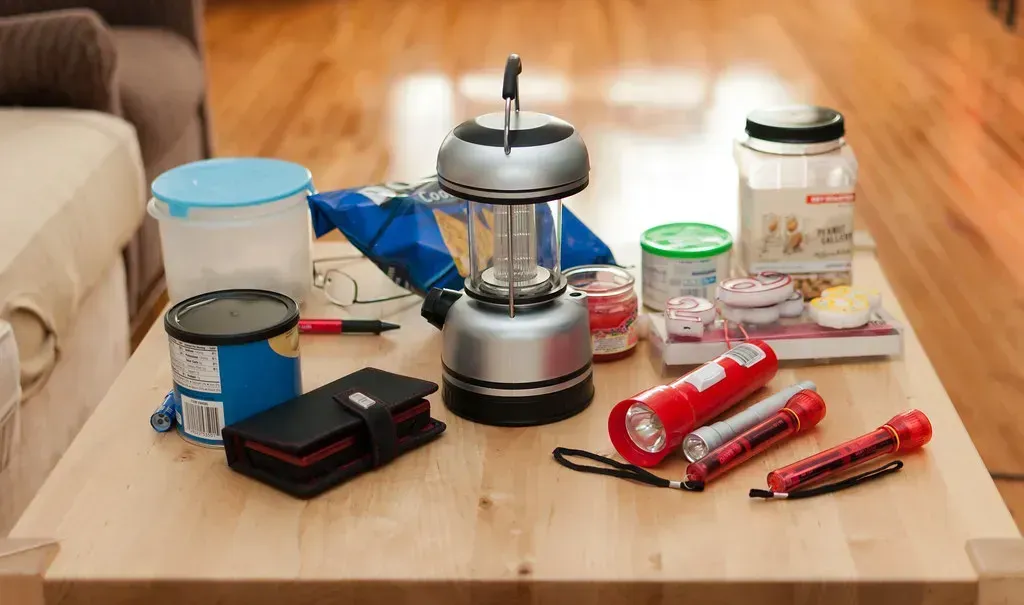 9. Flashlights, Candles, and Reliable Lighting (Image Credits: Flickr)