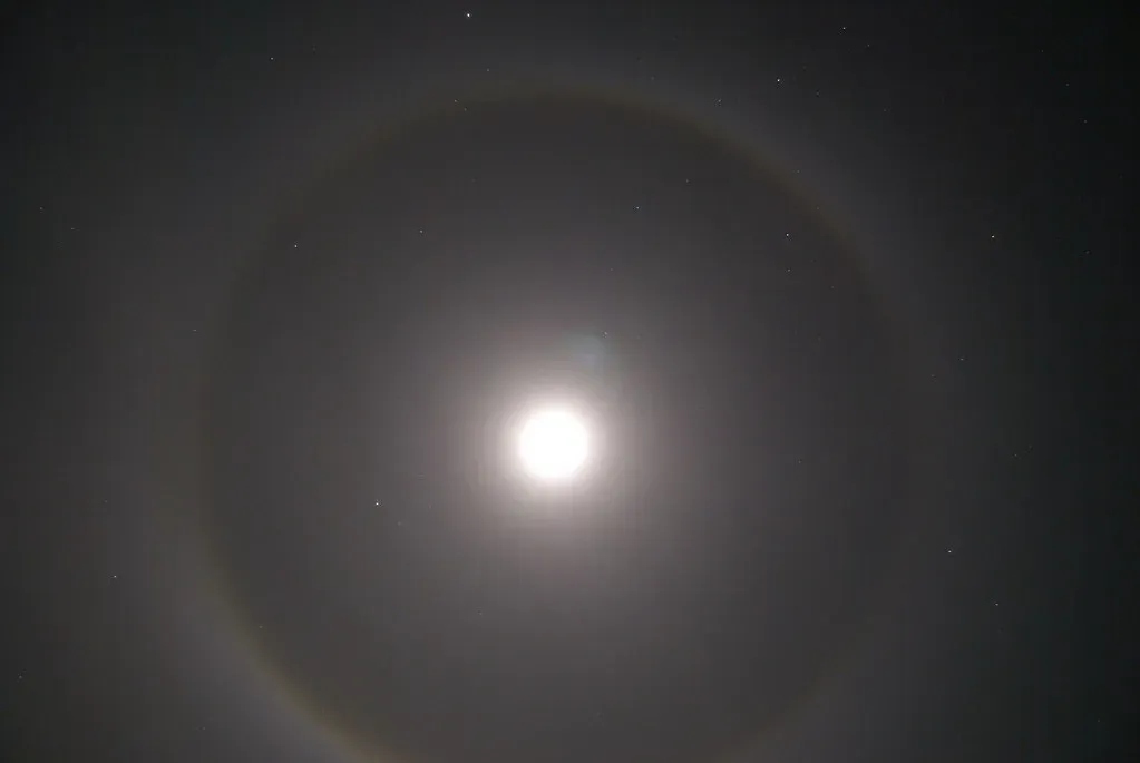 A Halo Around the Sun or Moon (Alien In Life, Flickr, CC BY 2.0)
