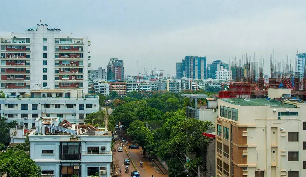 2. Bangladesh: Dense Urbanization and Relentless Smog (ASaber91, Flickr, CC BY 2.0)