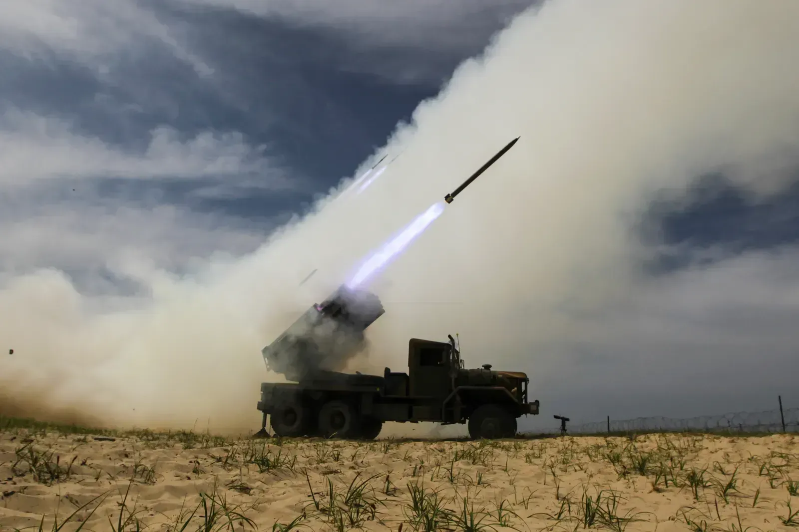 South Korea (2015.6.1 제8군단 해상사격 Firing Exercise Multiple Rocket Launcher, Republic of Korea Army 8th Corps, CC BY-SA 2.0)
