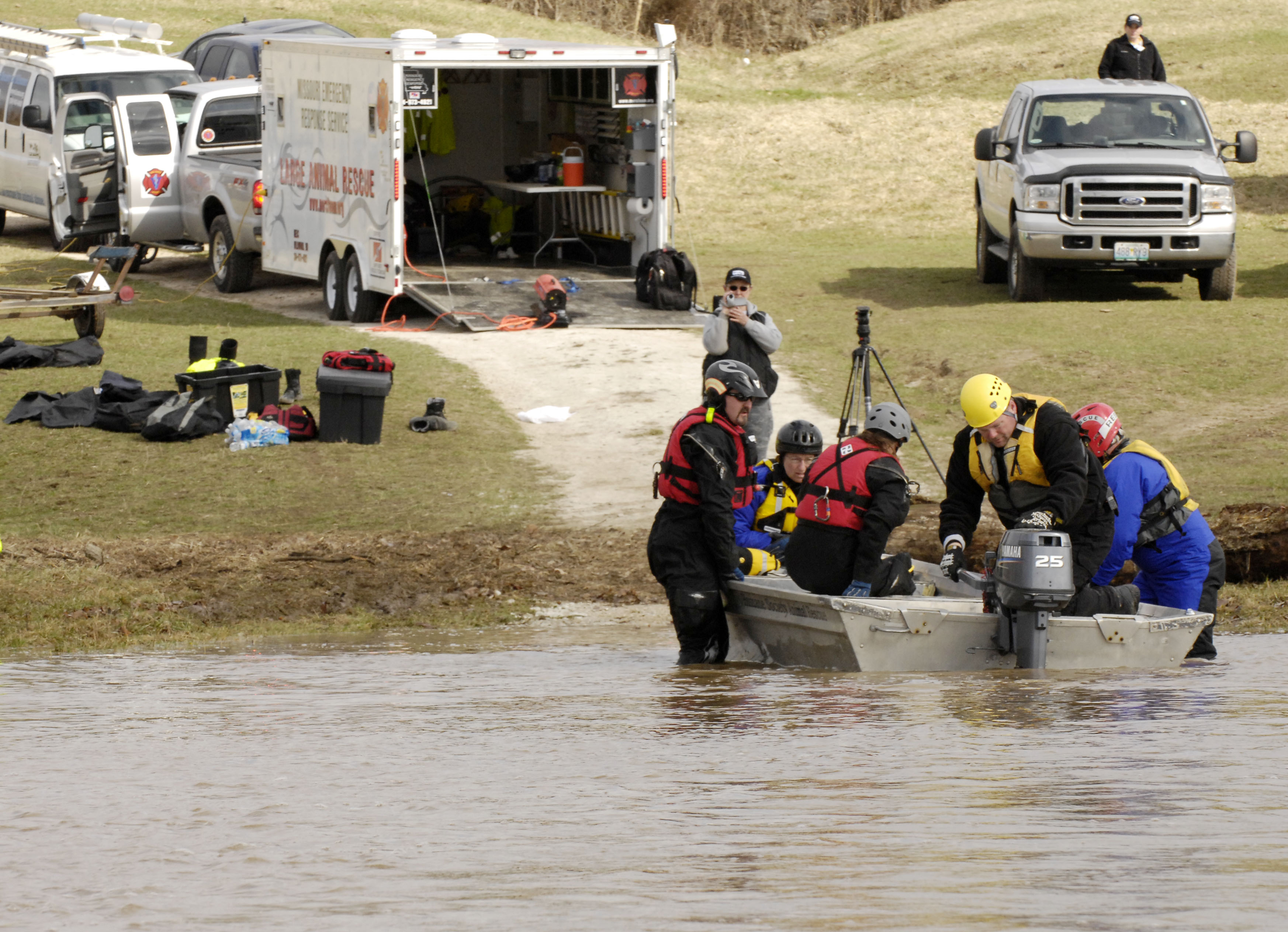 Emergency Response Across the Region (image credits: This image is from the FEMA Photo Library (obsolete as of 2019).An archived copy may be found at the Wayback Machine (note: link may be permanently dead, as not all photos were backed up in this way).If the FEMA link is permanently dead, the photo can be found at NARA Access to Archival Databases (only works if photo was taken between 1989 and October 2004), or at City-data.com., Public domain, https://commons.wikimedia.org/w/index.php?curid=8073764)