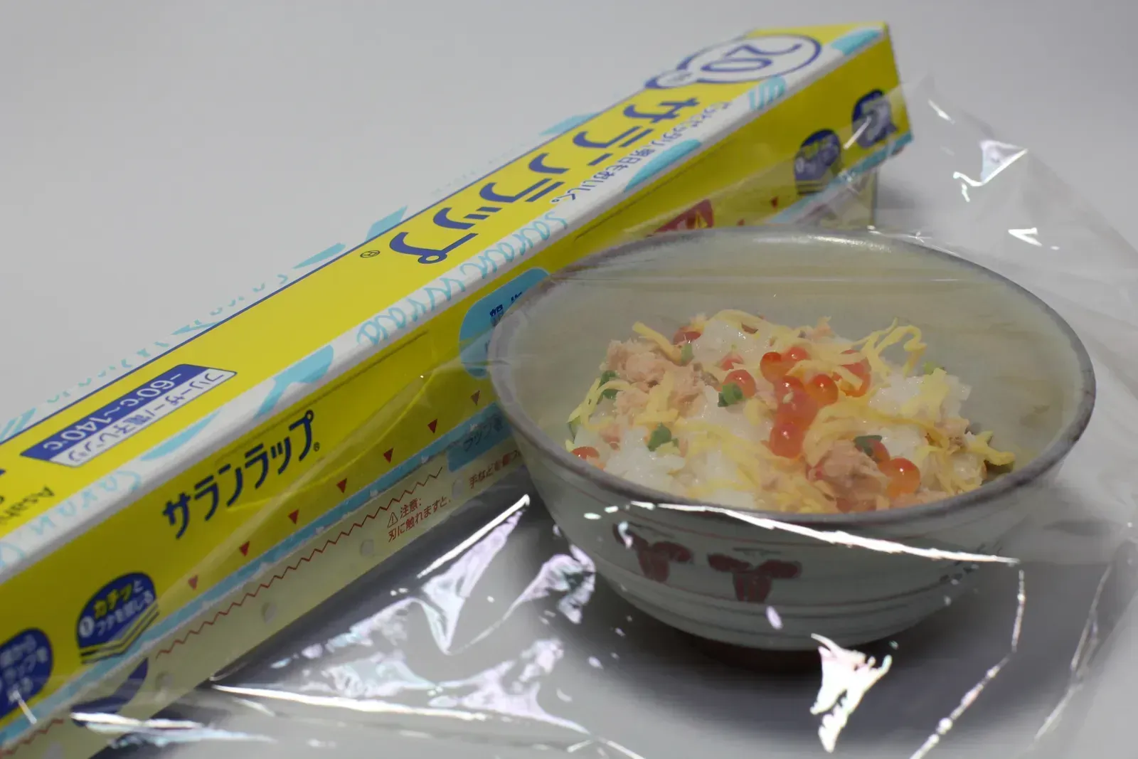 5. Plastic Wrap and Cling Film (Image Credits: By Kakura, CC BY-SA 3.0)
