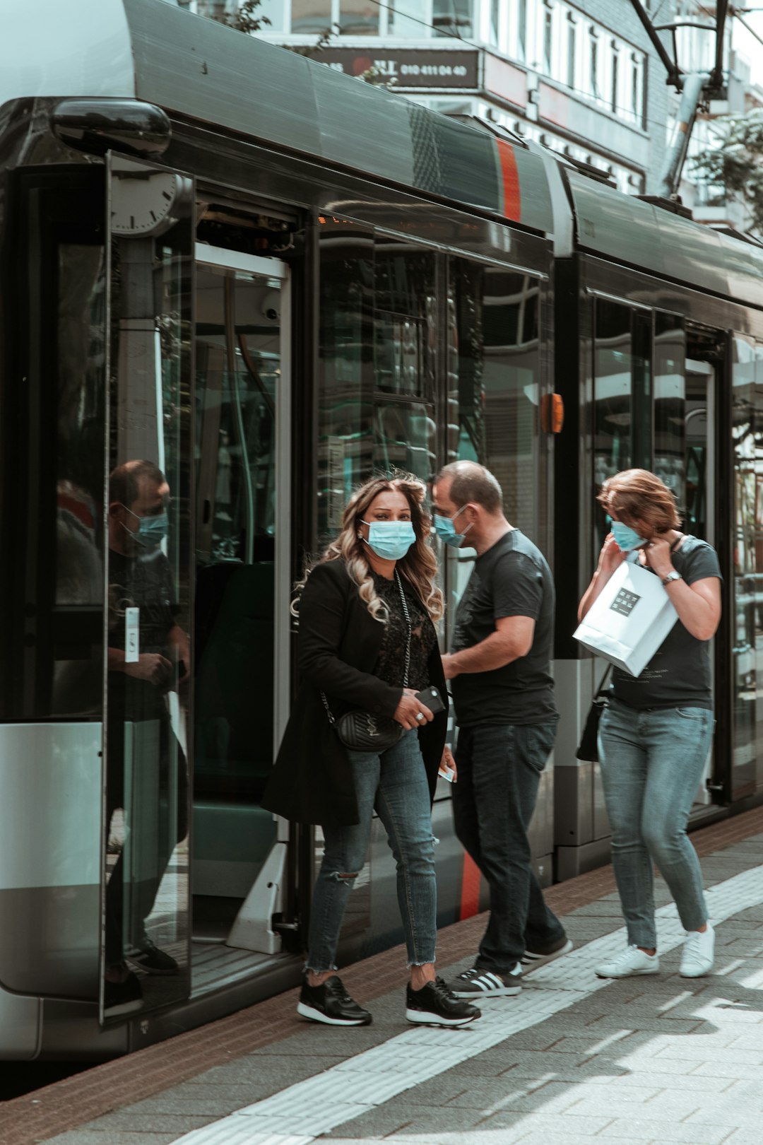 How Public Transit Actually Cuts Emissions (image credits: unsplash)