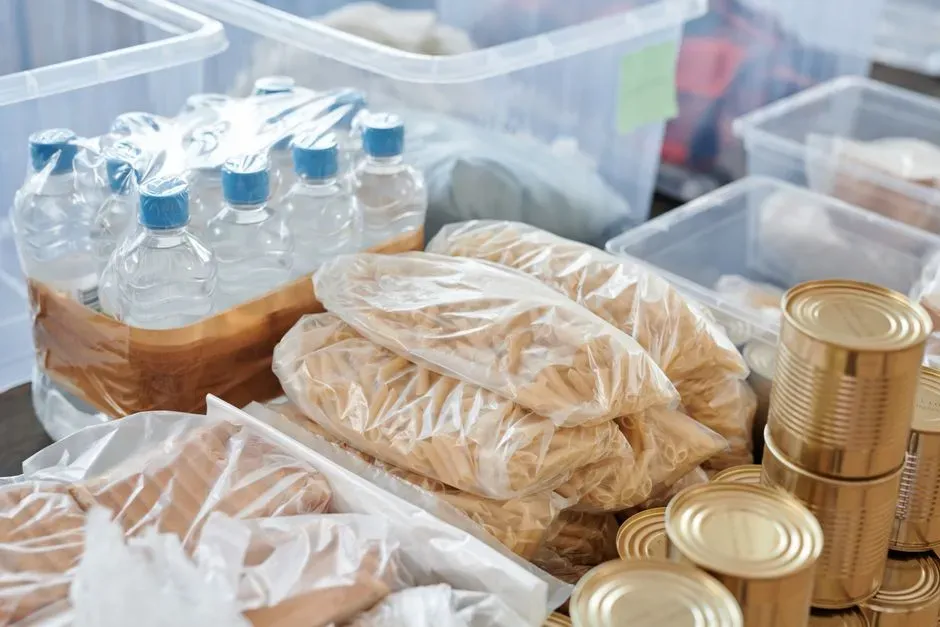 Fast Food Wrappers and Takeout Boxes Add Their Own Chemical Coating (Image Credits: Pexels)