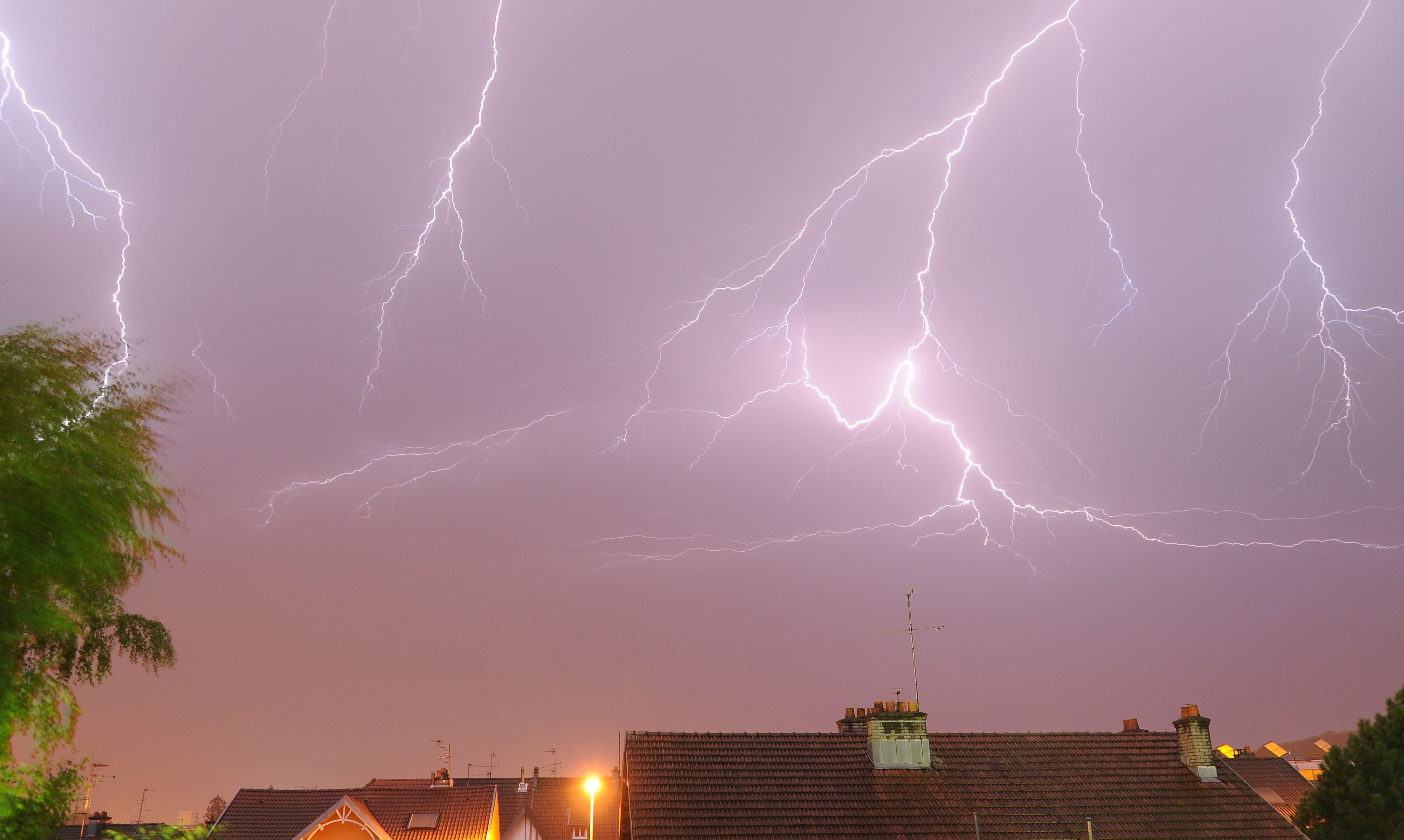 Lightning Strikes Before the Rain Falls (image credits: wikimedia)