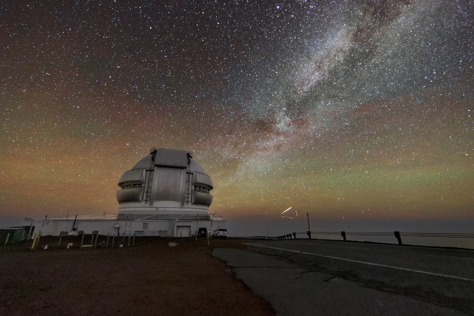 Streaks that ruin the picture (A Triangle of Satellite Flares Near Gemini North, CC BY 4.0)