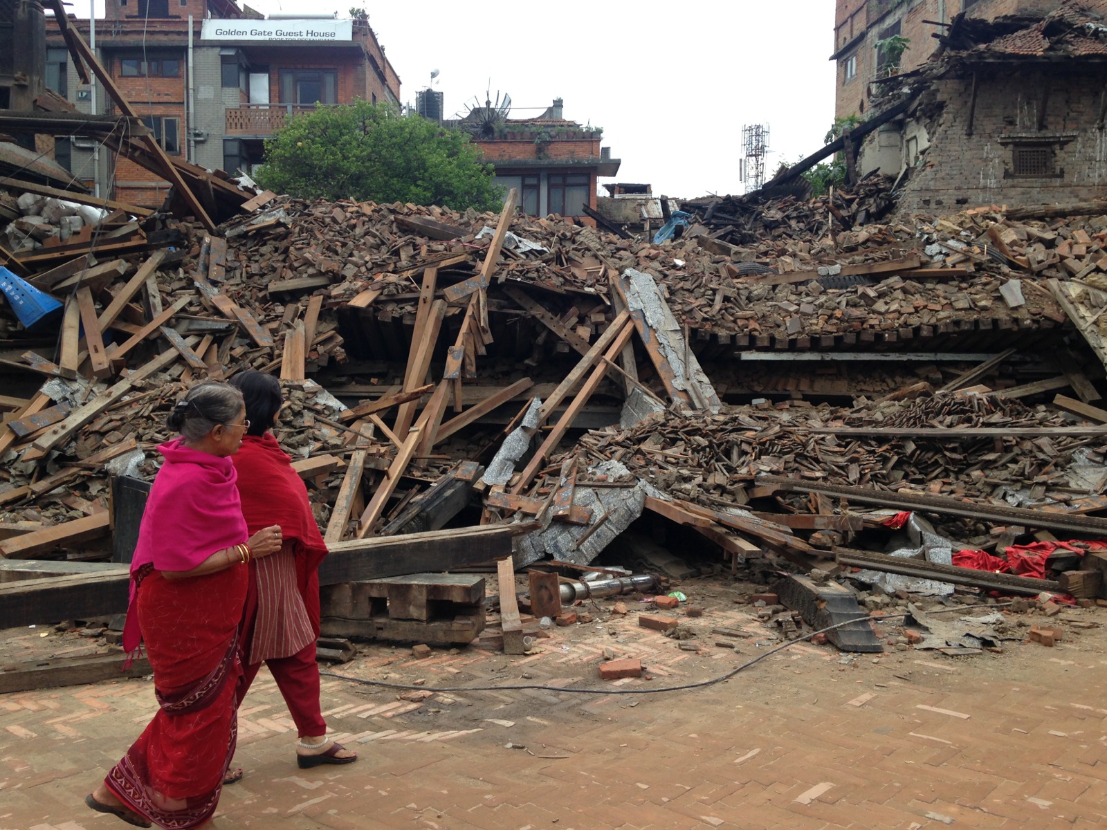 Homes Crumble Under Nature's Force (image credits: wikimedia)