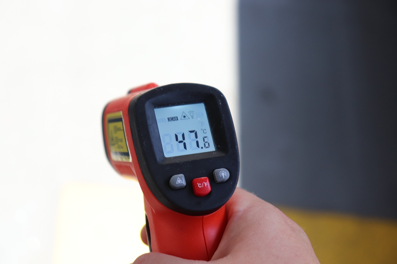 Community Solutions: Standing Together in the Heat (image credits: pixabay)