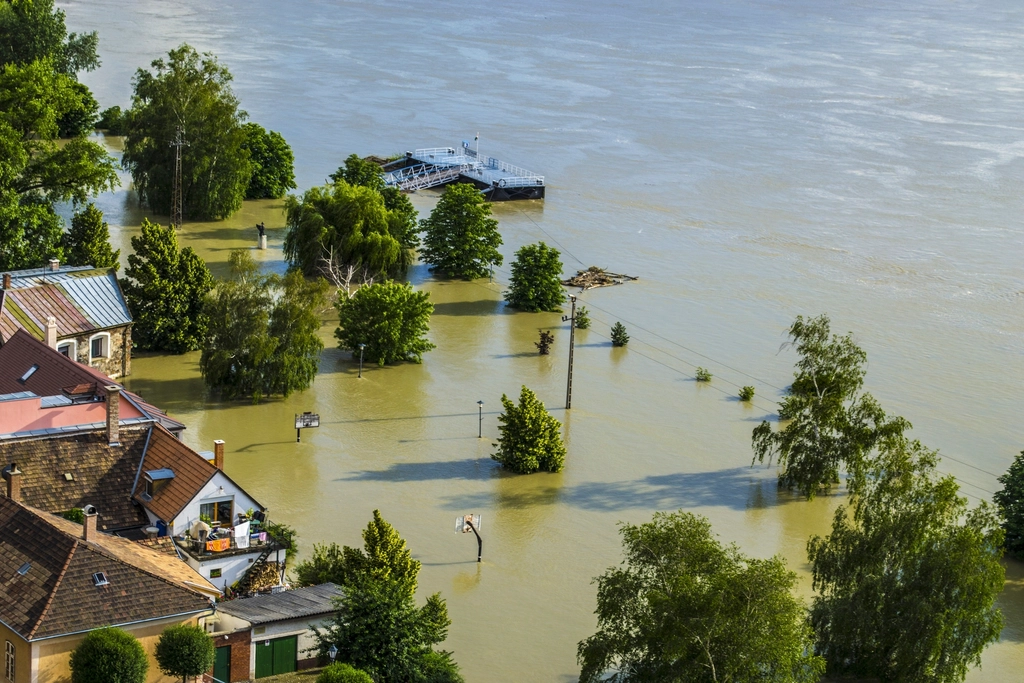 Coastal Infrastructure on the Brink: Are We Ready? (image credits: rawpixel)