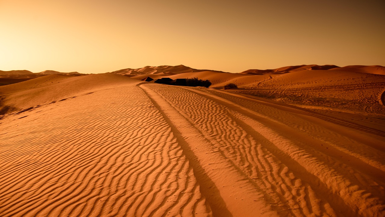 Gobi Desert Stretches Across Two Nations (image credits: pixabay)