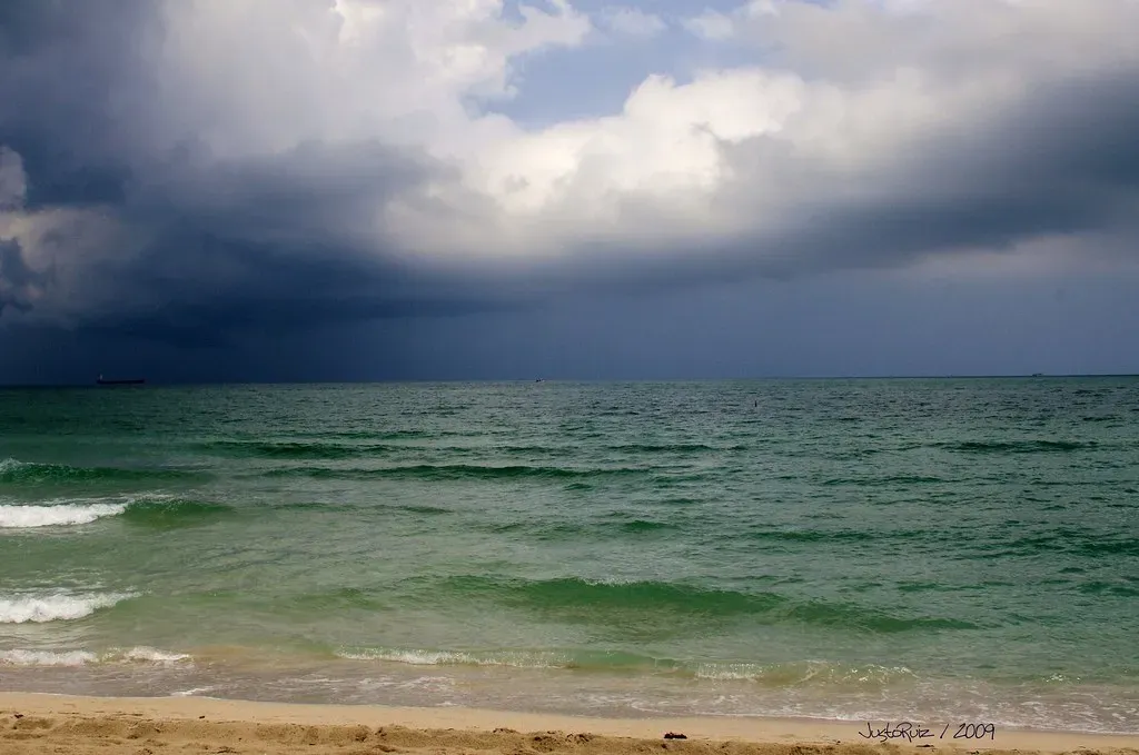 6. An eerie calm or unnatural stillness (JustoRuiz, Capturing smiles one shot at a time ©, Flickr, CC BY 2.0)