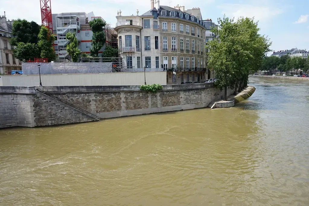 6. Communities sitting behind levees, dams, and floodwalls (brettvachon, Flickr, CC BY 2.0)