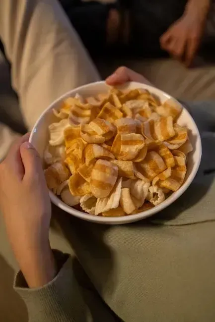 Eating at night causes weight gain (Image Credits: Pexels)